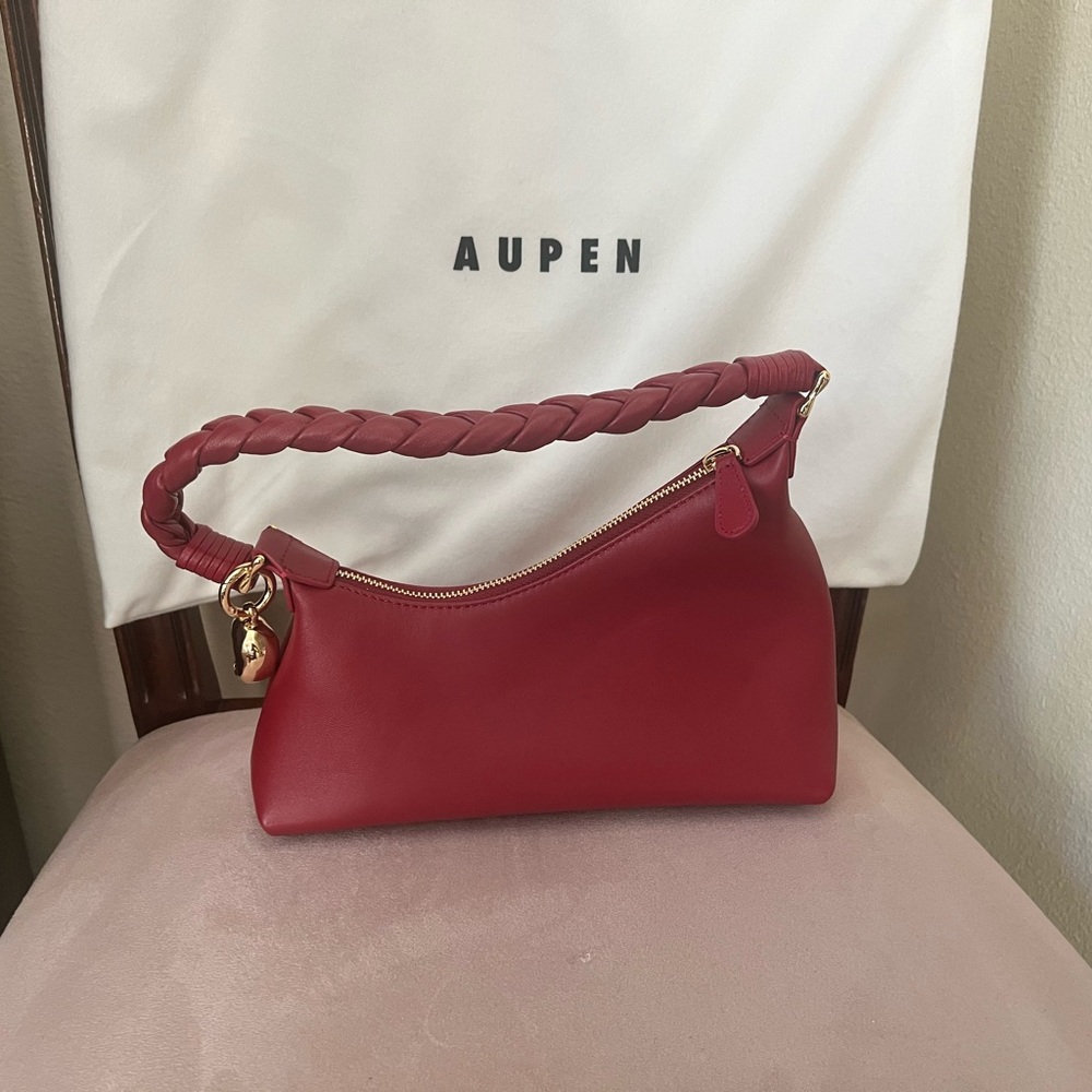 This is The Nirvana and  is the bag Taylor Swift has.